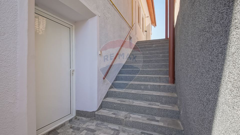 Casă falnică, curte individuală, langă Piața Unirii, în inima Scheilor