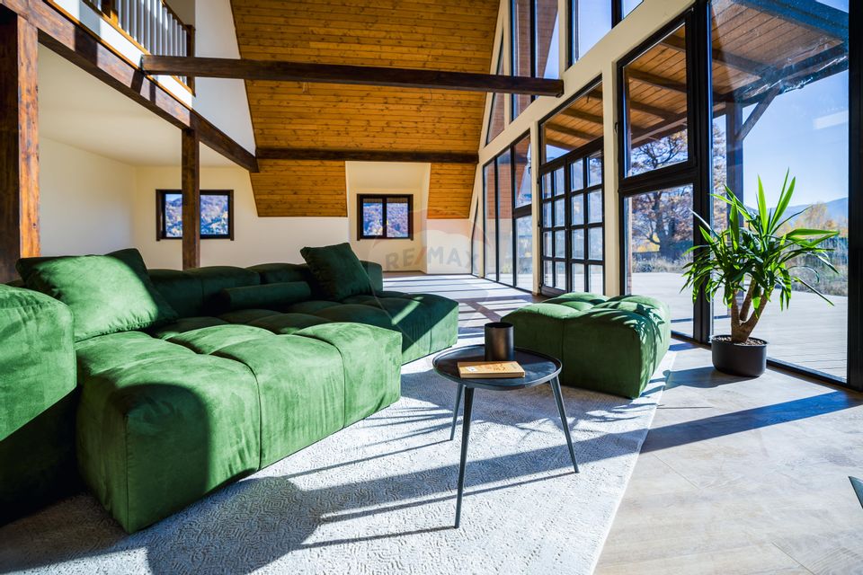 Vilă tip A-Frame, pe un platou montan, vedere panoramica catre Bucegi