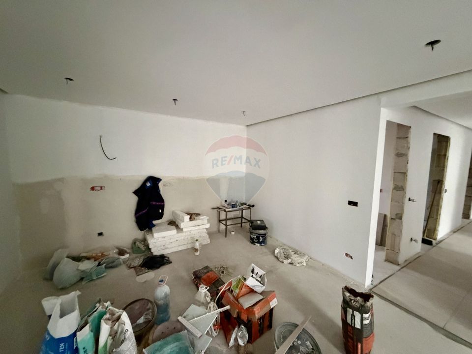 Casă cu 4 camere de vânzare