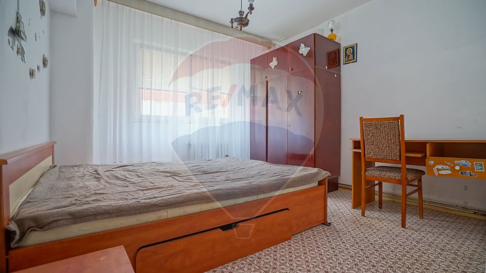 Apartament cu 4 camere de vânzare în zona Racadau
