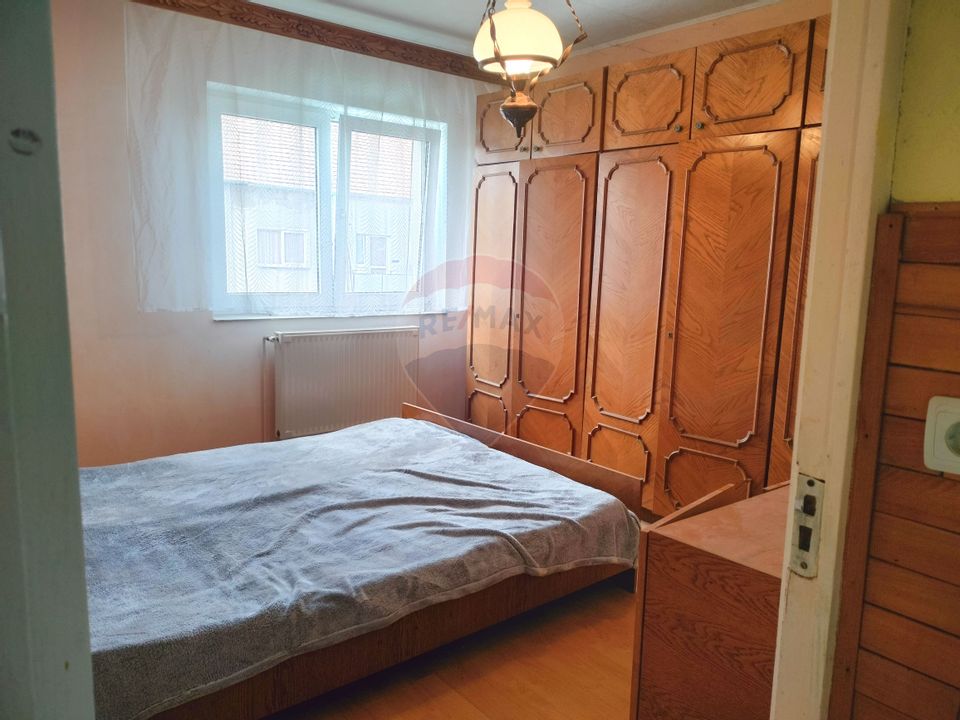 Apartament cu 3 camere de vânzare în zona Vitrometan