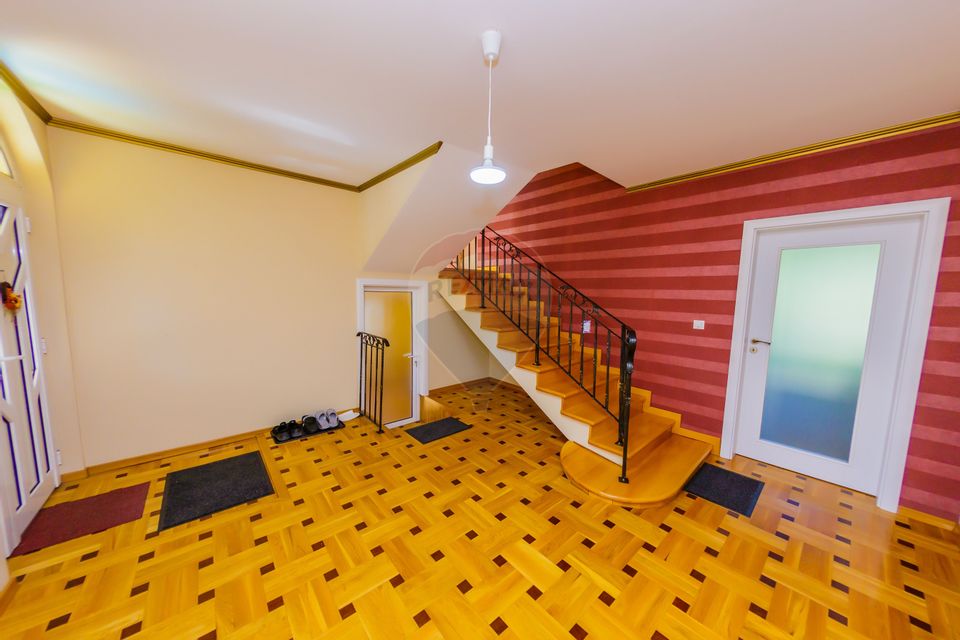 Vilă cu 5 camere de închiriat