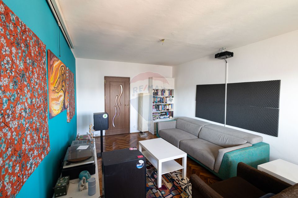 Apartament cu 5 camere de vânzare în zona Cetate