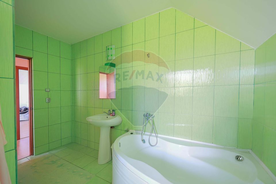 Casă de vânzare cu 1800 mp teren, Paleu