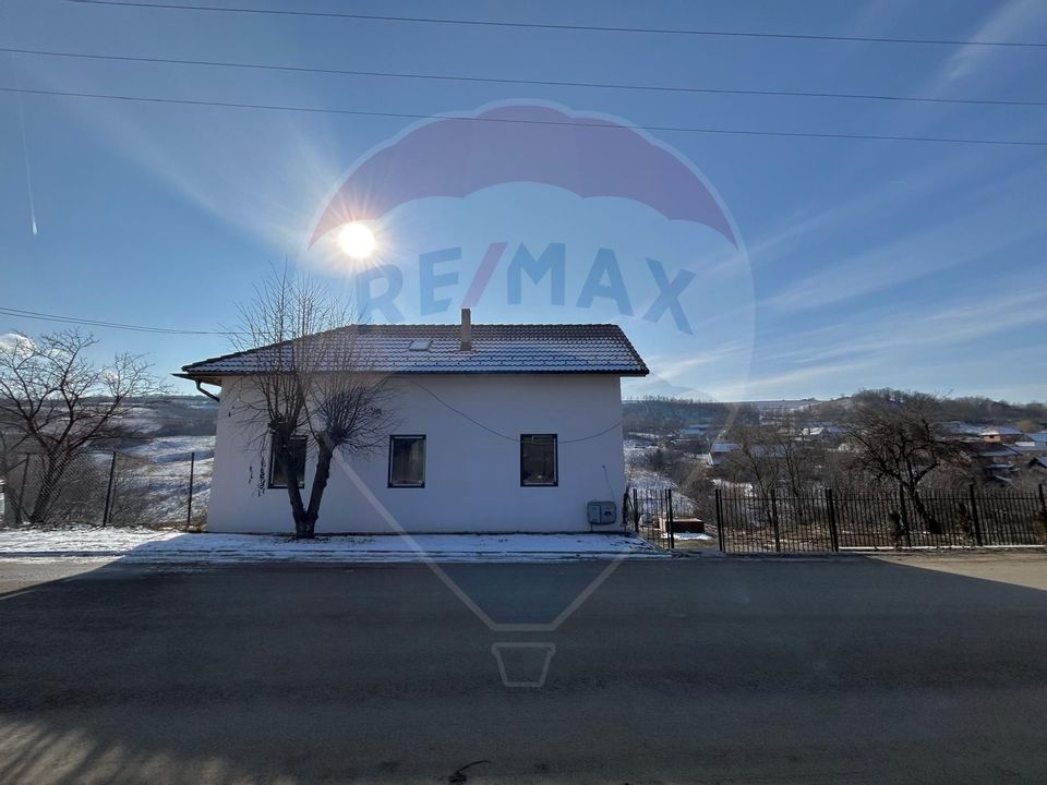 Casă  cu 6 camere de vânzare