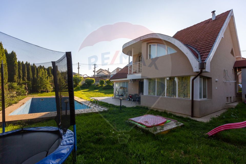 Casă deosebită cu piscină exterioară!