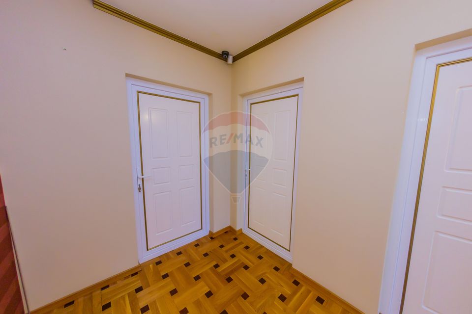 Casă cu 7 camere, 10 ari de vânzare la drumul principal cu 2 intrari