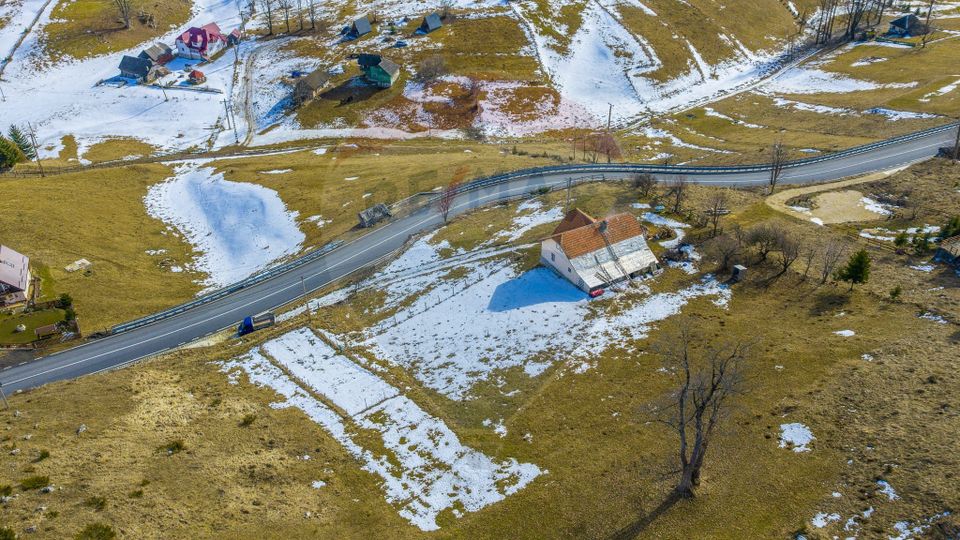 Teren intravilan CU PRIVELISTE DE POVESTE- Fundata- Romania