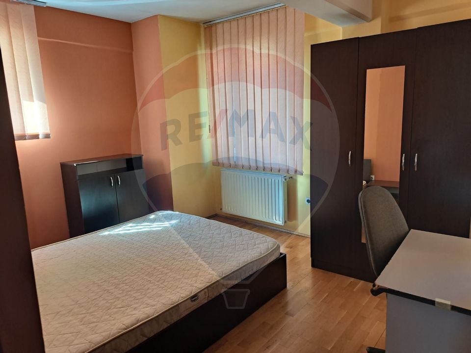 Apartament de închiriat ultracentral , 4 camere,  cu terasa spatioasa