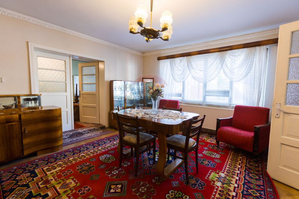 Doua Case de vanzare cu 5 camere + 3 camere,  stradal in Bran!