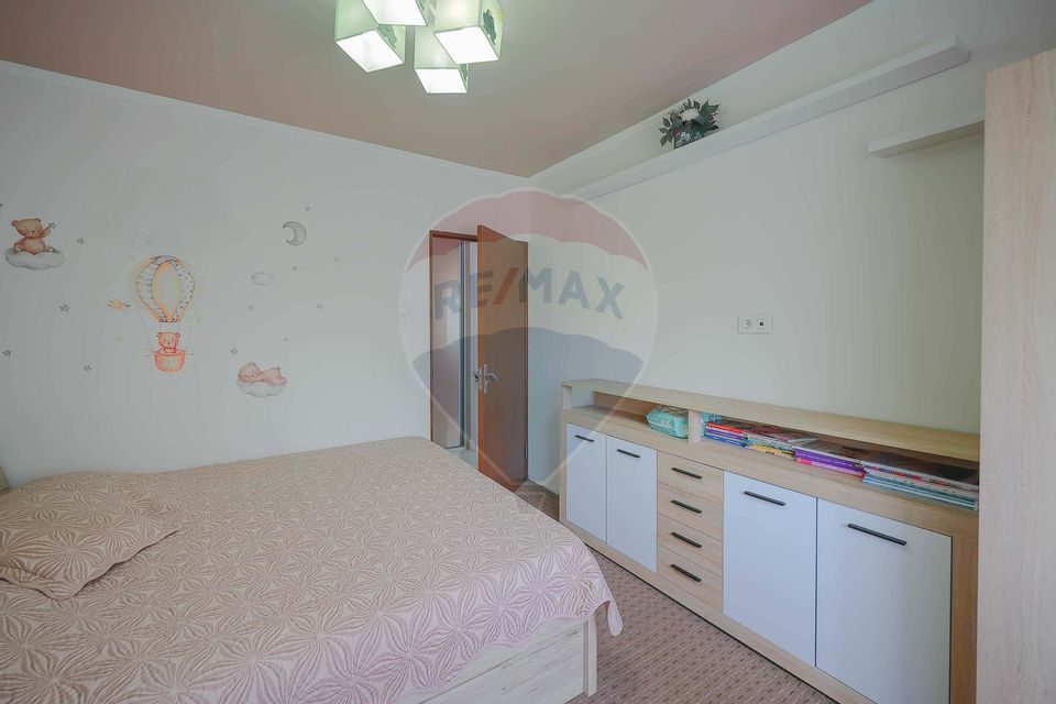 Apartament cu 3 camere de vânzare în zona Dacia