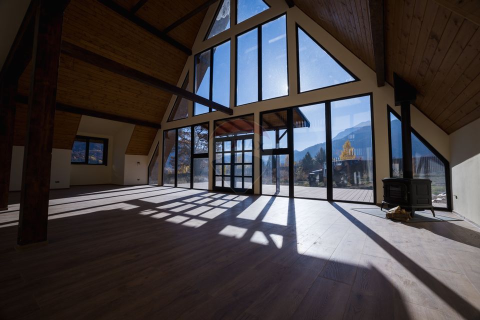 Vilă tip A-Frame, pe un platou montan, vedere panoramica catre Bucegi