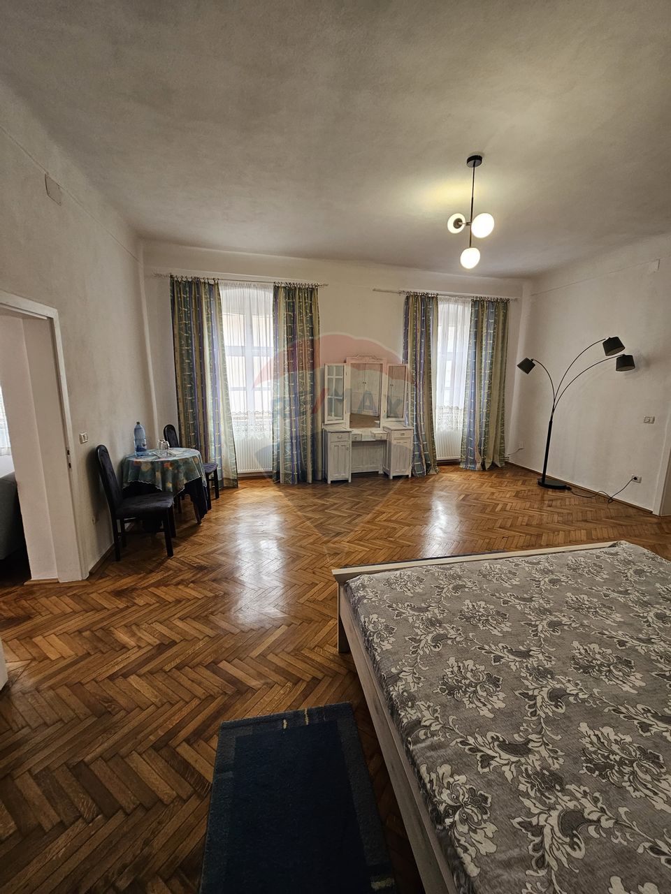 Apartament ultracentral cu 3 camere de închiriat