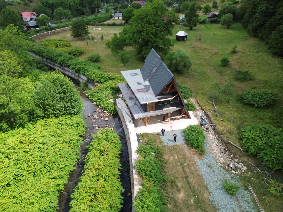 Cabană modernă tip A-frame de 312 m²  de vânzare în zona Firiza