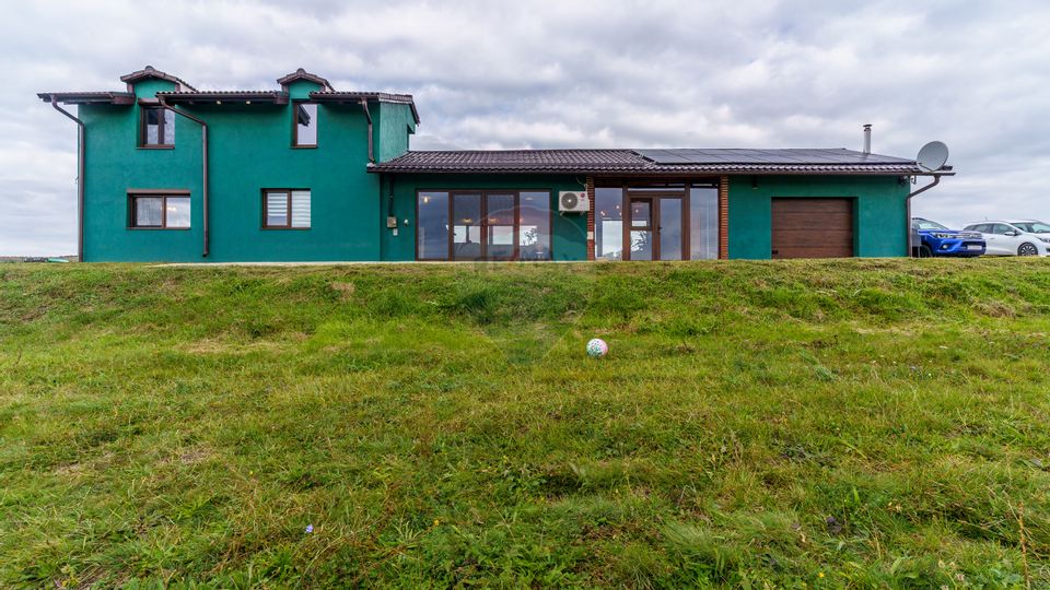 Teren 9.4 ha extravilan + casa 230 mp, COMISION 0%