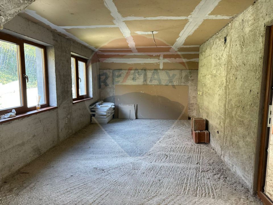 Casă / Vilă la gri in Pangarati Neamt