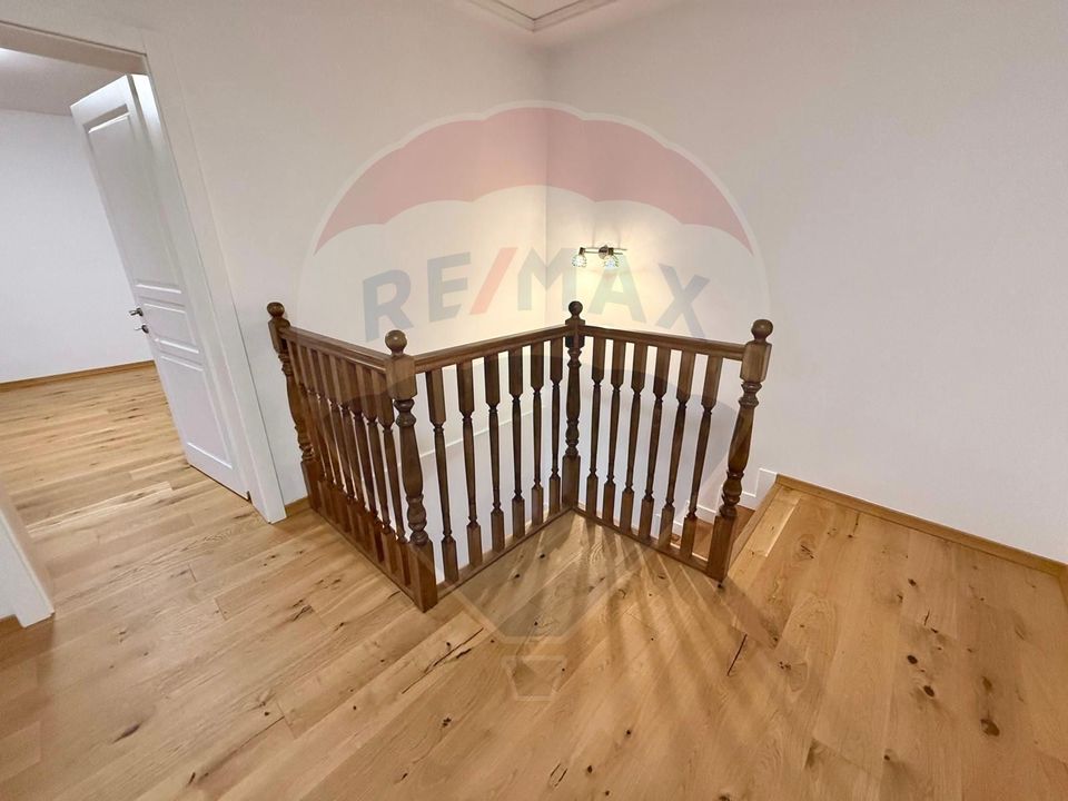 Apartament 4 camere, pe 2 niveluri si curte comuna în Centru