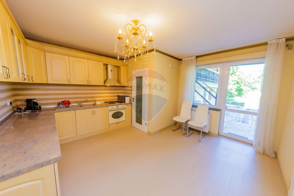 Casă cu 7 camere de vânzare la drumul principal cu 2 intrari