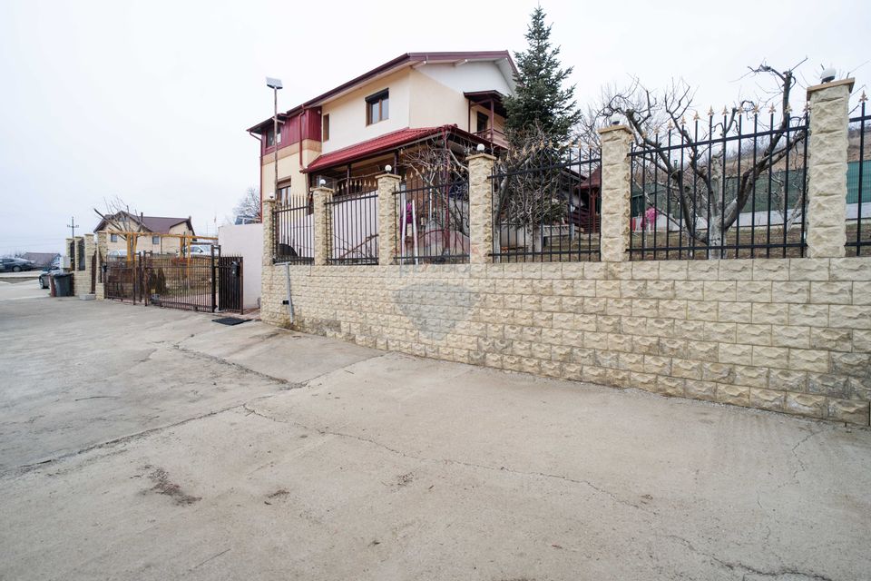 Casă / Vilă cu 3 camere de vânzare în zona Bucium