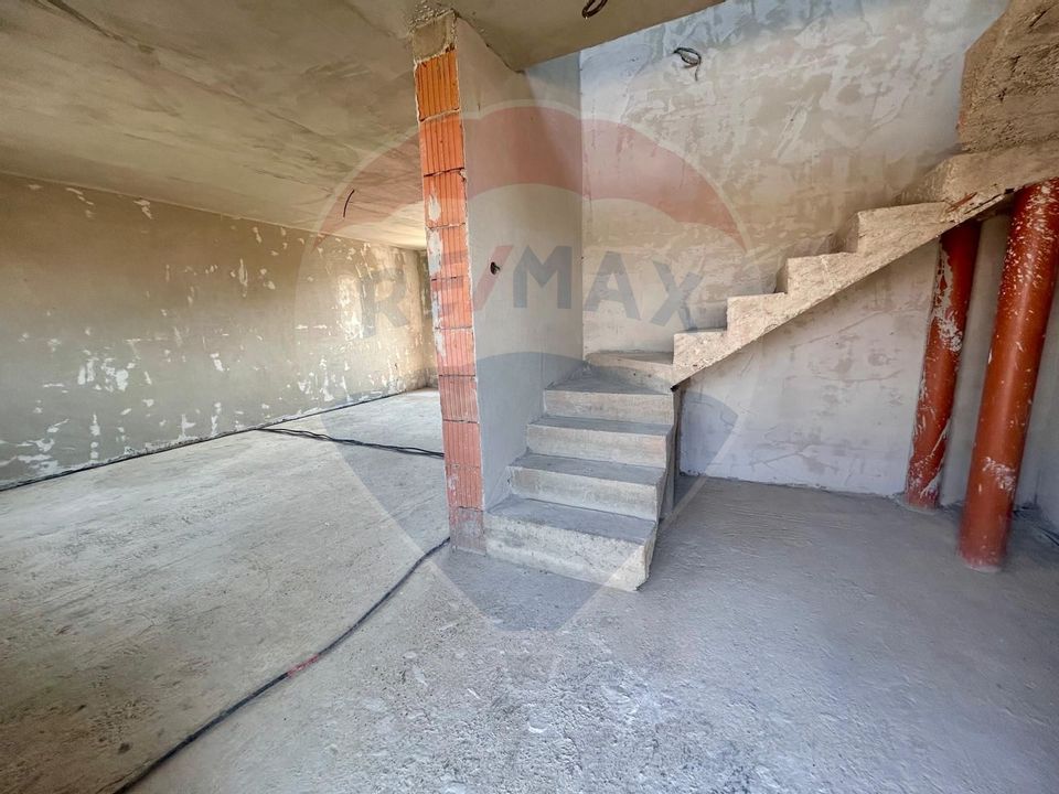 Casă  de vanzare la gri cu 4 camere,teren 552mp in Les