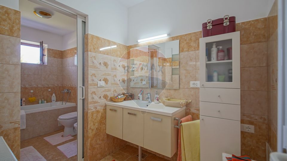 Vilă în zona Glăjărie, 10 camere, Sp + E + M, teren 2789 mp