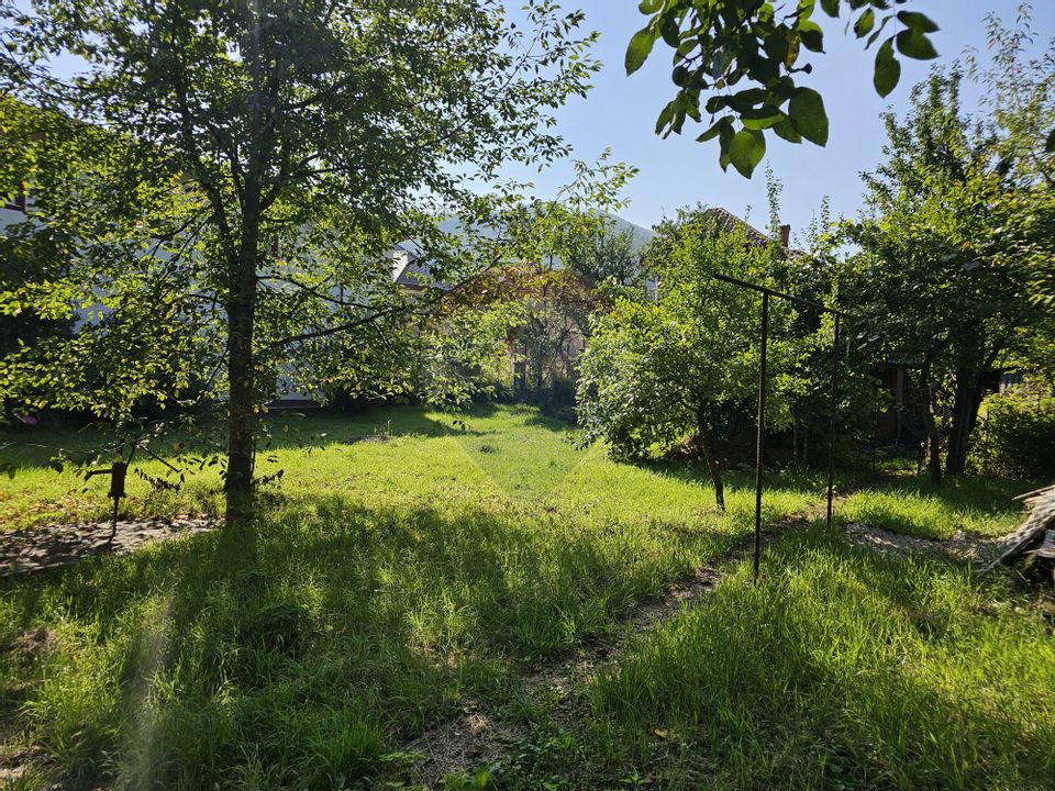 Casă solidă din cărămidă, mobilată, garaj, teren generos – Tarcău