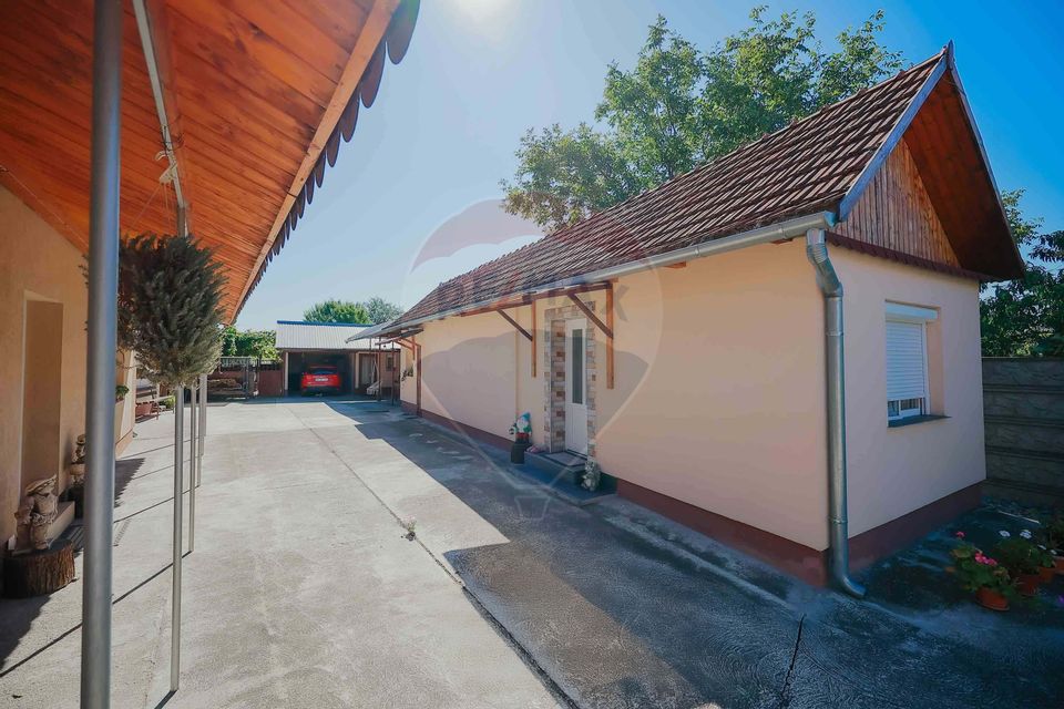 Casă și teren de 1397 mp de vânzare în Ineu, la 18 km de Oradea