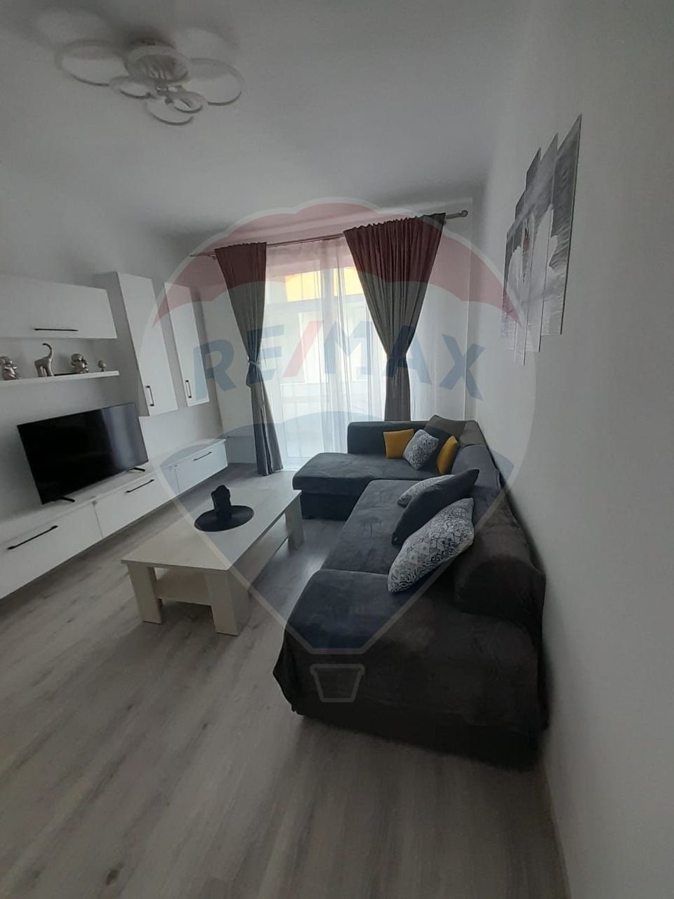 Apartament cu 3 camere de închiriat în zona Vest