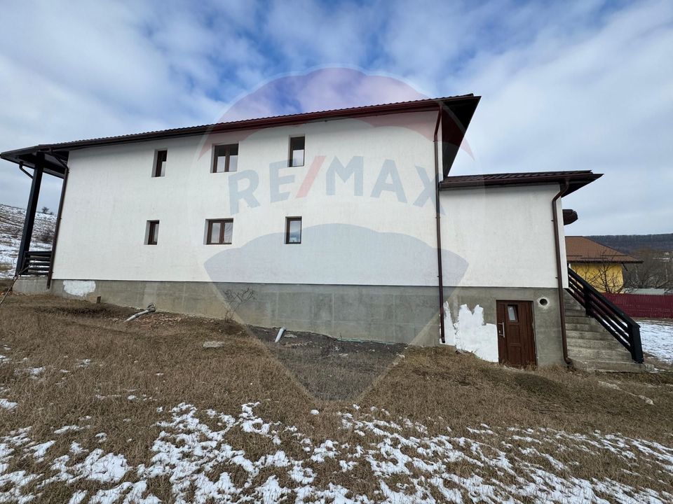 8 room House / Villa for sale, Darmanesti area