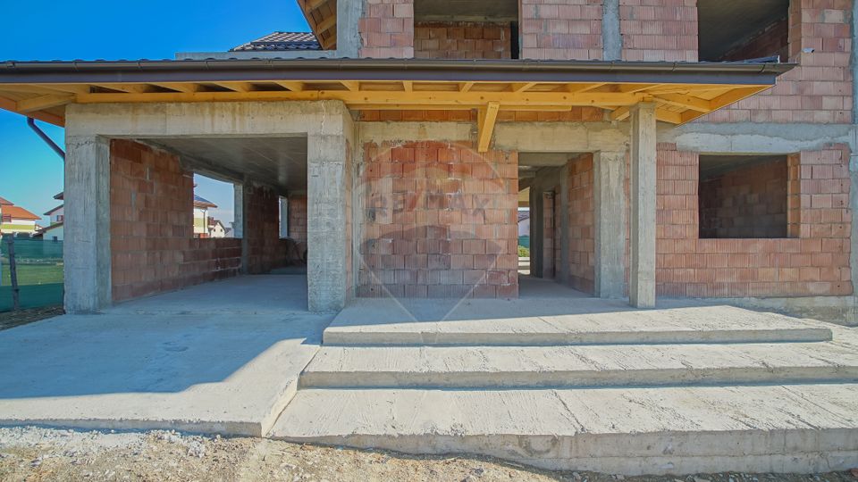 Villa in red, with 823sqm land in Cristian, Str C-tin Brâncoveanu