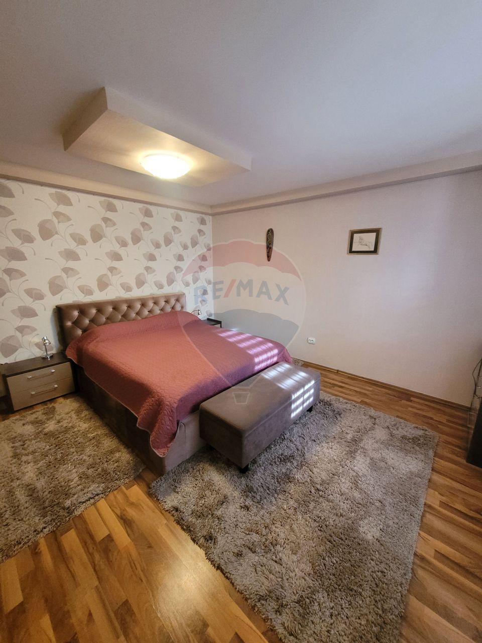 Casa de inchiriat 4 camere 3 bai 2 niveluri cu curte zona Terezian