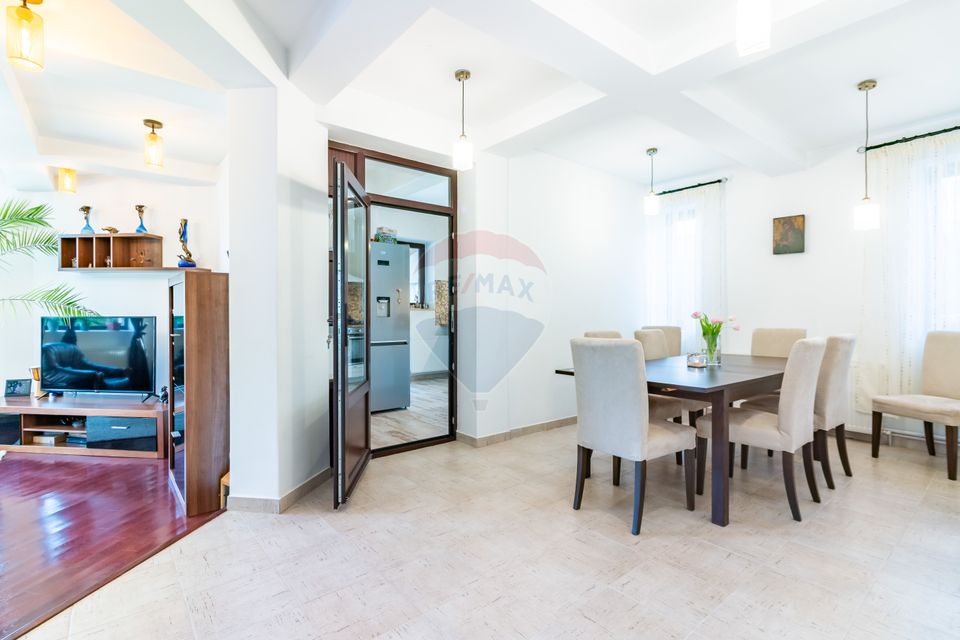 Villa for sale at the entrance to Mogosoaia, between two forests, lake