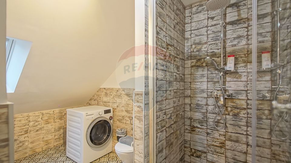 Casa cu 5 studiouri independente, terasa rooftop, vedere montana