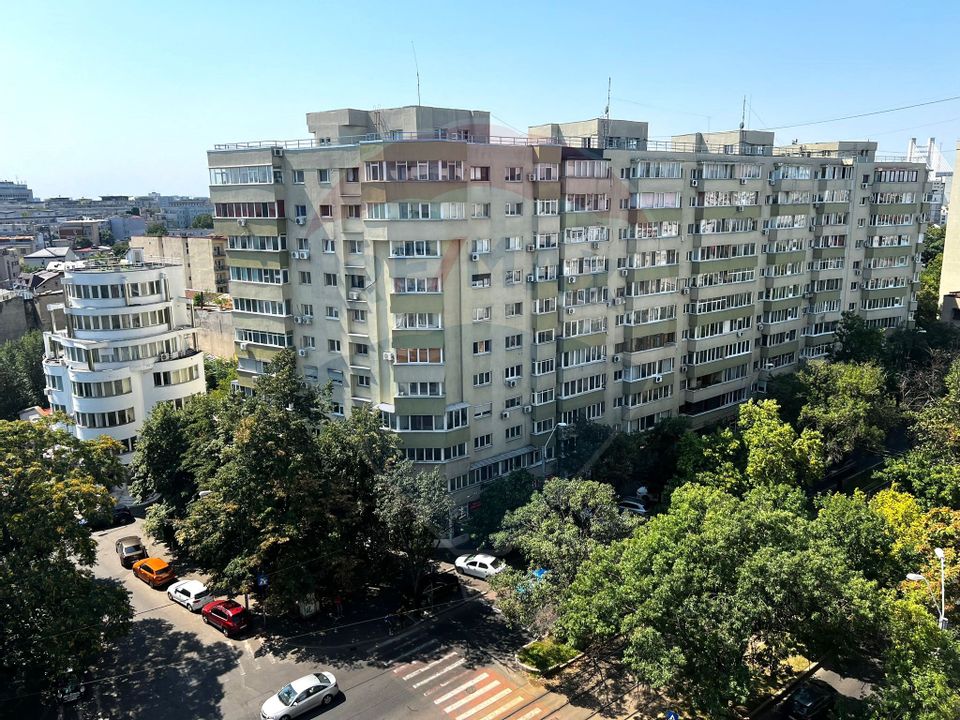 Apartament cu 3 camere de vânzare în zona Piața Victoriei