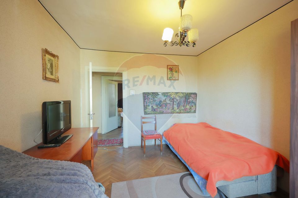 Apartament cu 4 camere de vânzare în zona Dacia