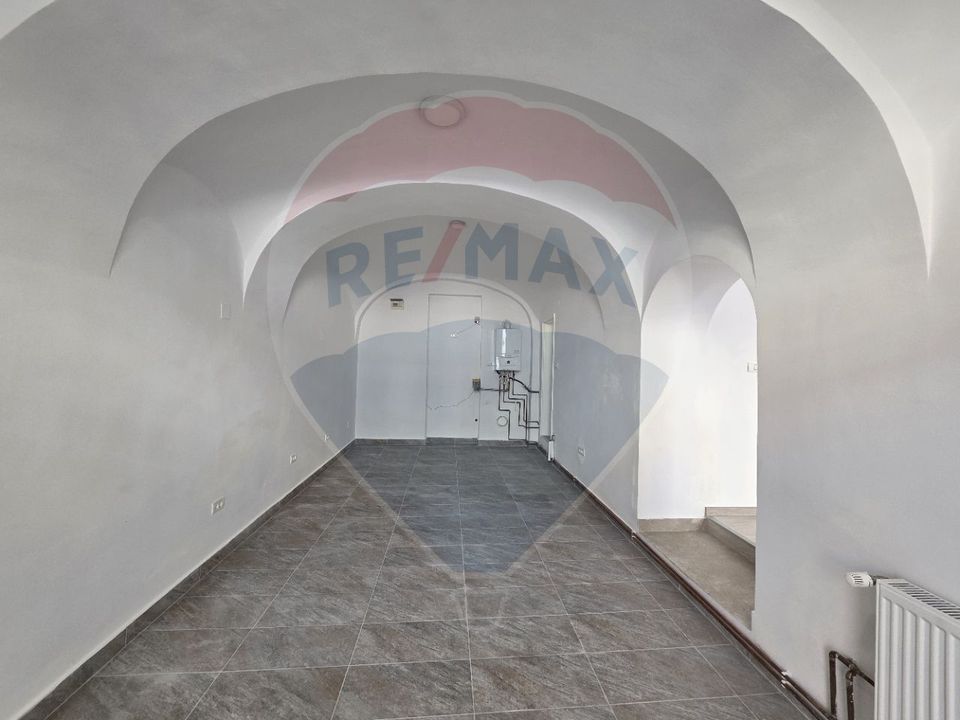 80sq.m Commercial Space for rent, Ultracentral area