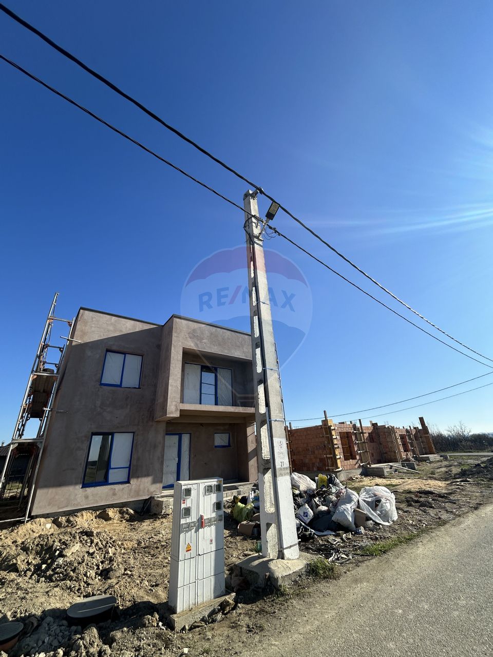 Casă moderne cu 4 camere de vânzare in SASAR / 5 ari teren / utilitati