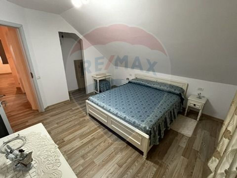 Casă  cu 8 camere de vânzare în zona de deal