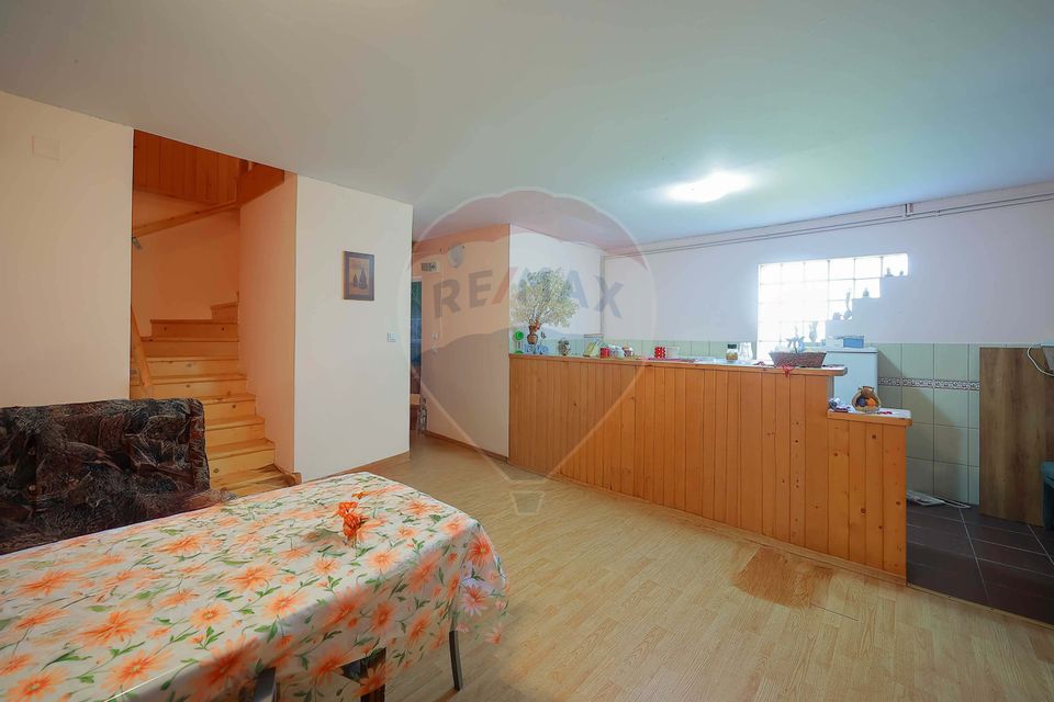 De vânzare Casǎ de Vacanțǎ cu 3 camere, teren 1146 mp, Budureasa