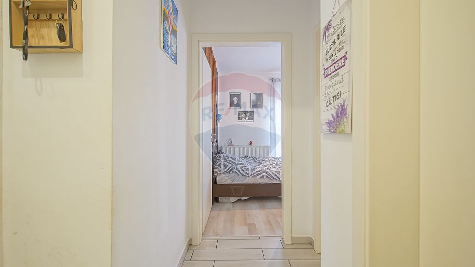 Apartament cu 3 camere de vânzare în zona Tractorul
