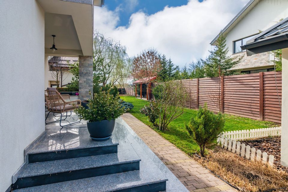 Villa in Corbeanca, near the lake, adjacent forest, blue lagoon