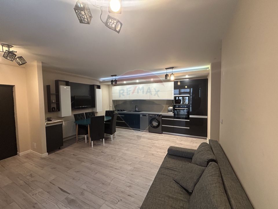 Apartament 3 camere de închiriat bloc nou lift în zona ultra Central