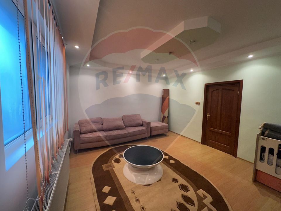 Casă spațioasă 6 camere, 2 băi, garaj spatios și terasă