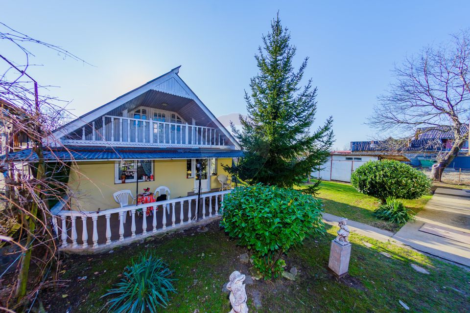 DE VANZARE Proprietate  în Țicău – douǎ case cu livadă și gospodărie