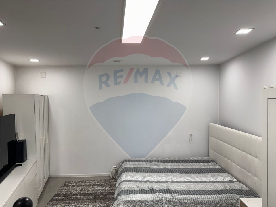 Casă insiruită cu 3 camere cu intrare și curte proprie în Centru Turda