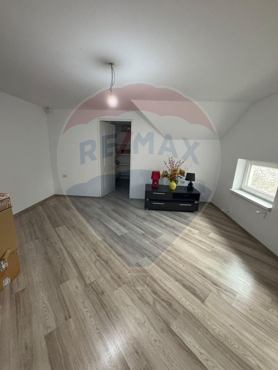 Casă / Vilă cu 8 camere de vânzare în zona Est