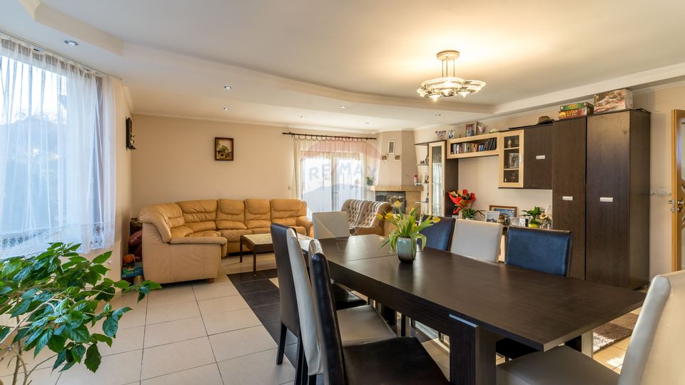 Casă cu 7 camere de vânzare în Dej