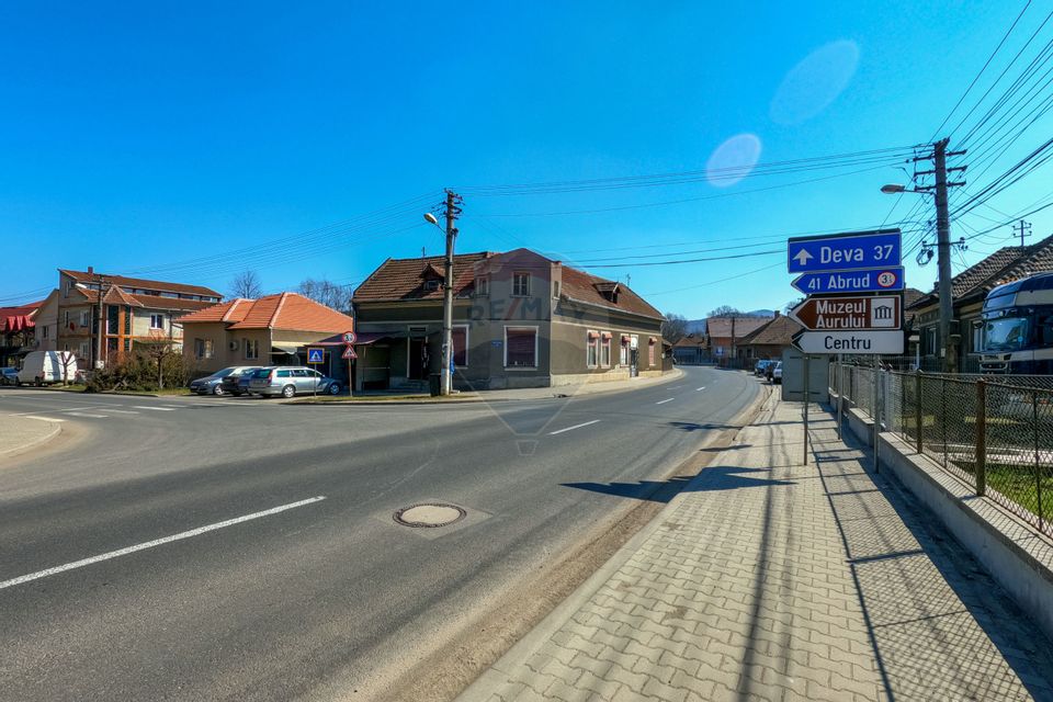 Casă / Vilă cu 4 camere de vânzare în zona Centrala, Brad, Hunedoara