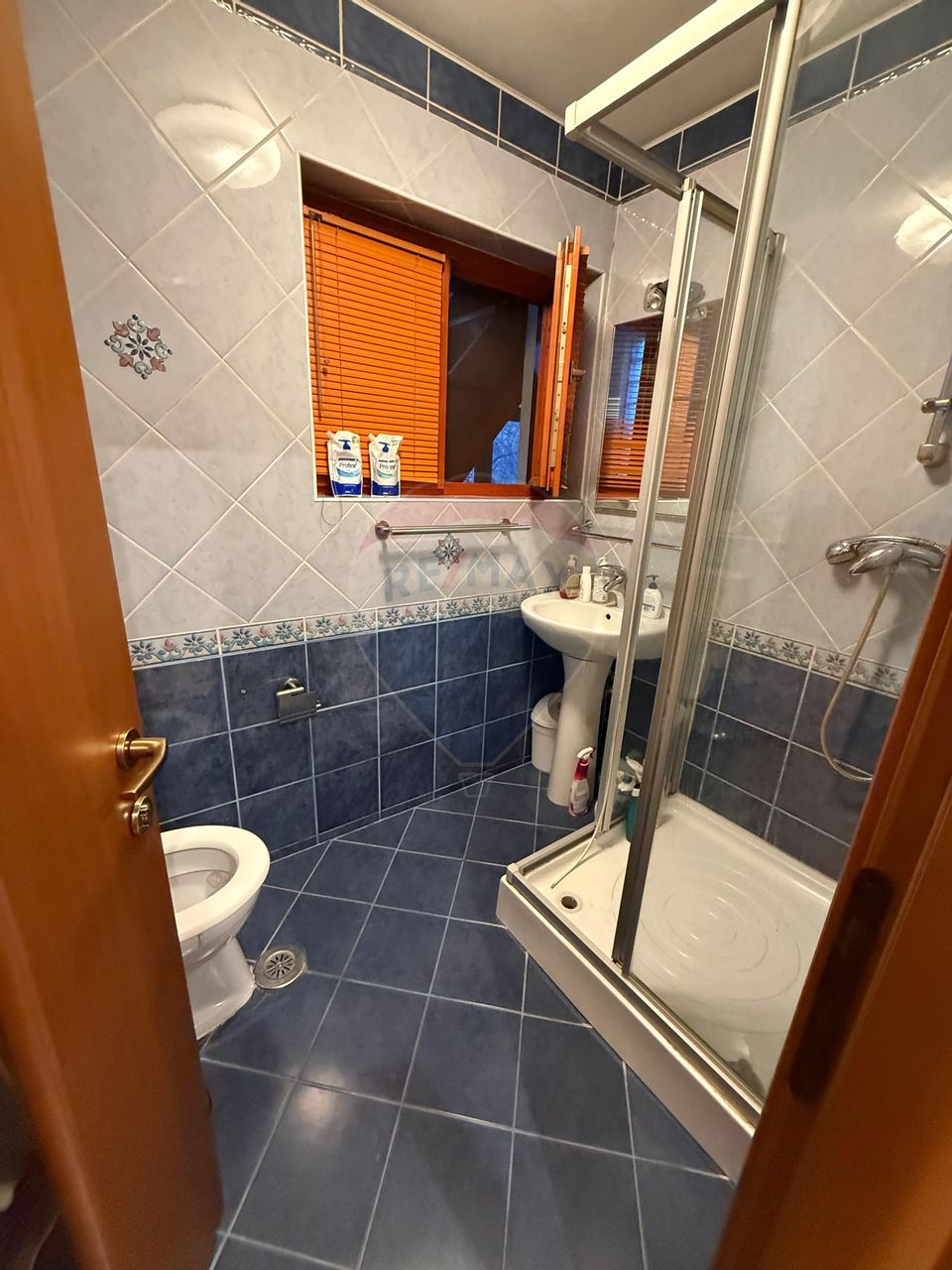 De inchiriat Casă / Vilă 7 camere + curte zona Vatra Luminoasa