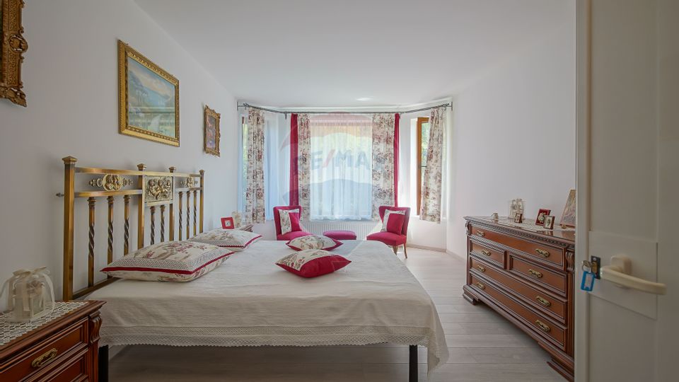 Vilă în zona Glăjărie, 10 camere, Sp + E + M, teren 2789 mp